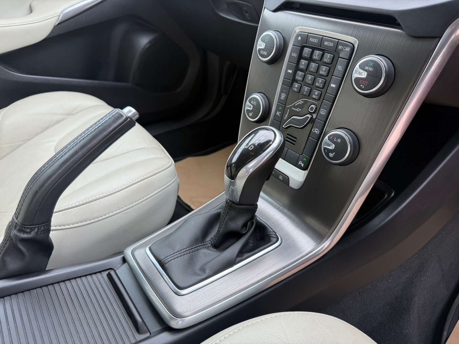 Used Volvo V40 2013 for sale - 76159802: Photo 28