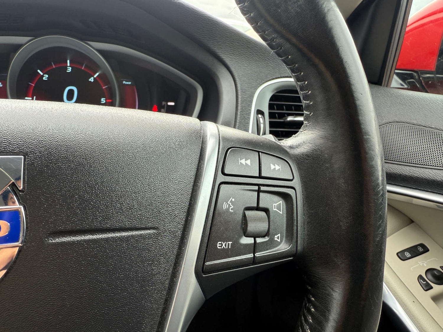 Used Volvo V40 2013 for sale - 76159802: Photo 61