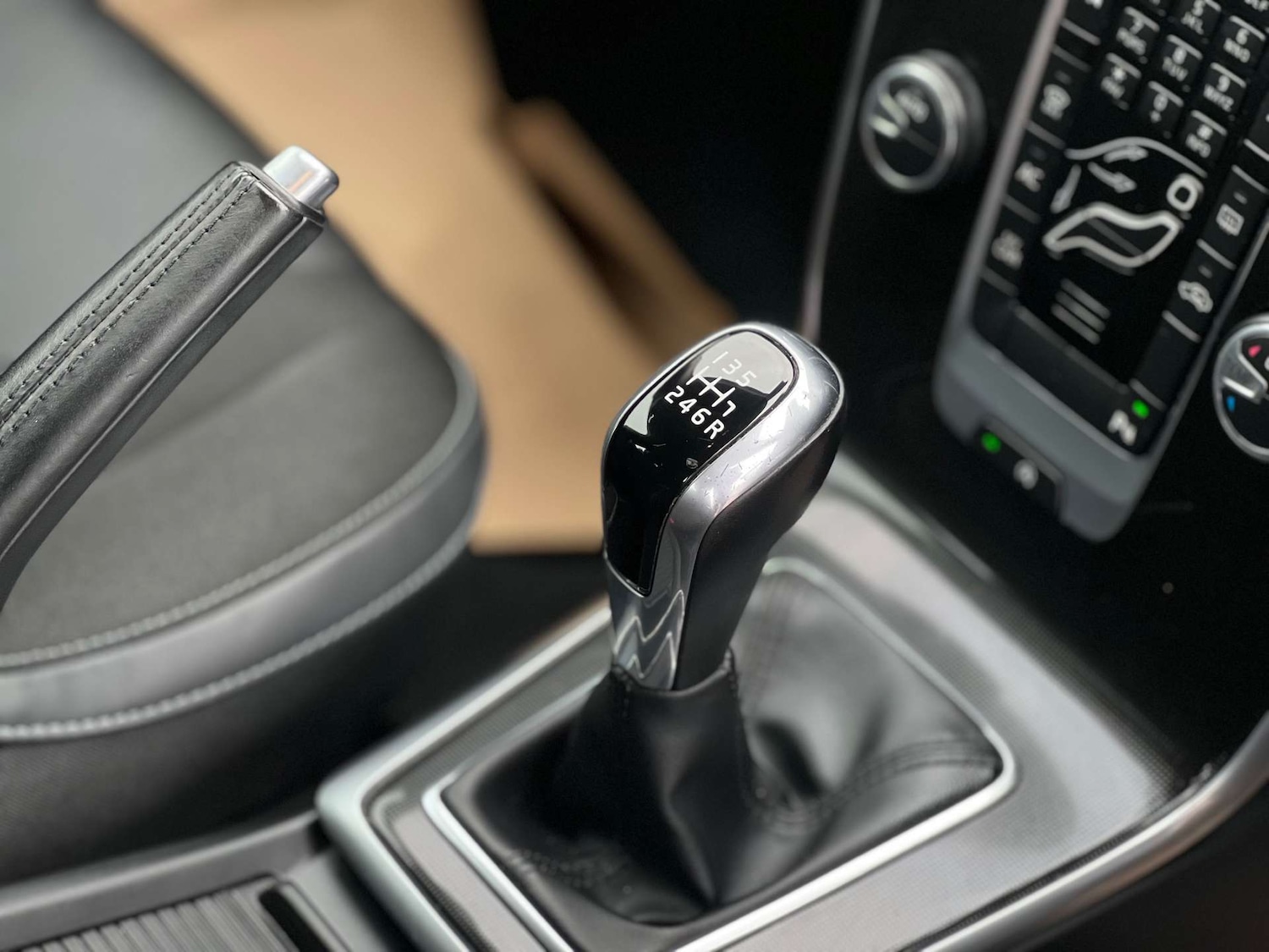 Used Volvo V40 2018 for sale - 77184856: Photo 18