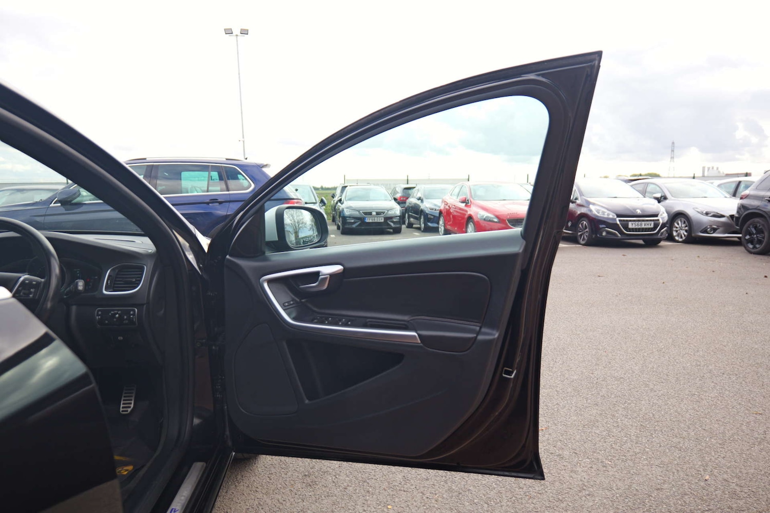 Used Volvo V60 2017 for sale - 76356027: Photo 15