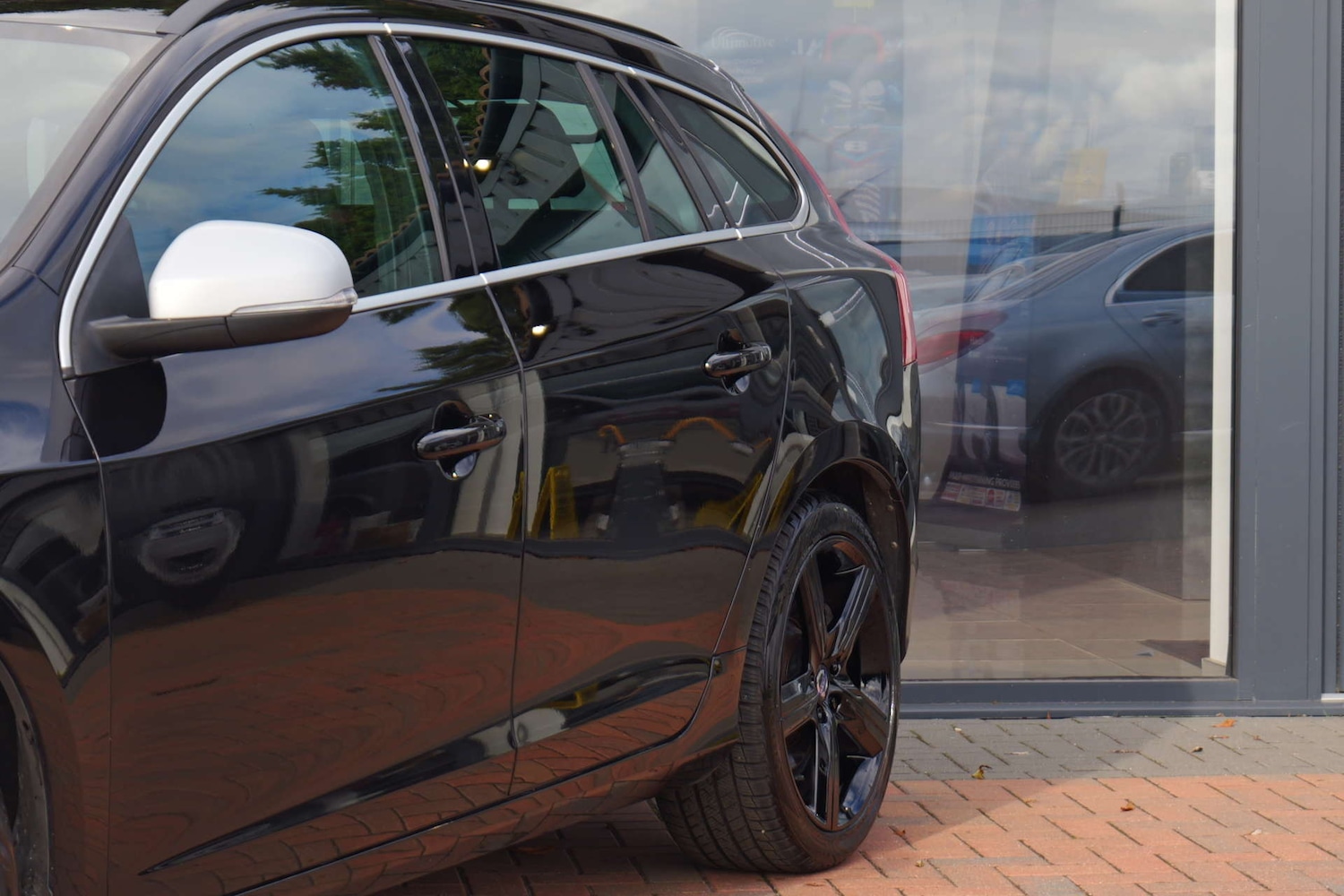 Used Volvo V60 2017 for sale - 76356027: Photo 2