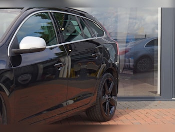 Used Volvo V60 2017 for sale - 76356027: Photo