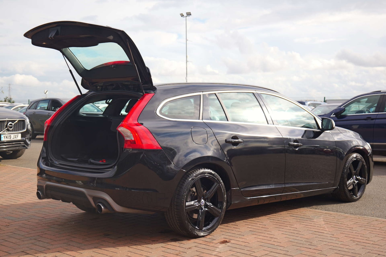 Used Volvo V60 2017 for sale - 76356027: Photo 40