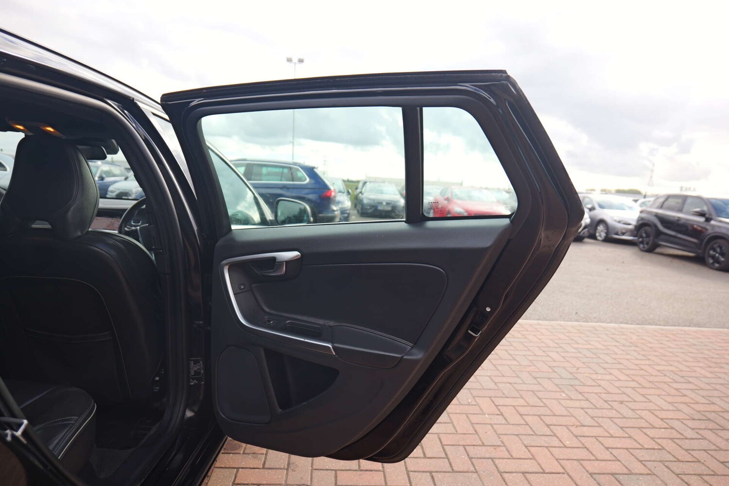 Used Volvo V60 2017 for sale - 76356027: Photo 61