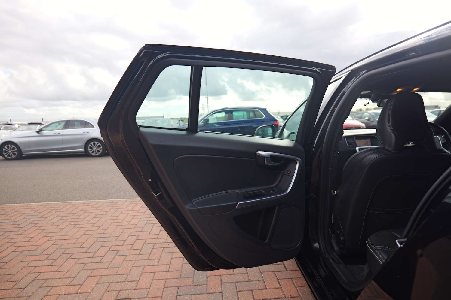 Used Volvo V60 2017 for sale - 76356027: Photo 64