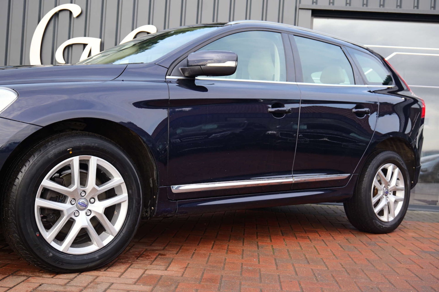 Used Volvo XC60 2016 for sale - 76829923: Photo 2