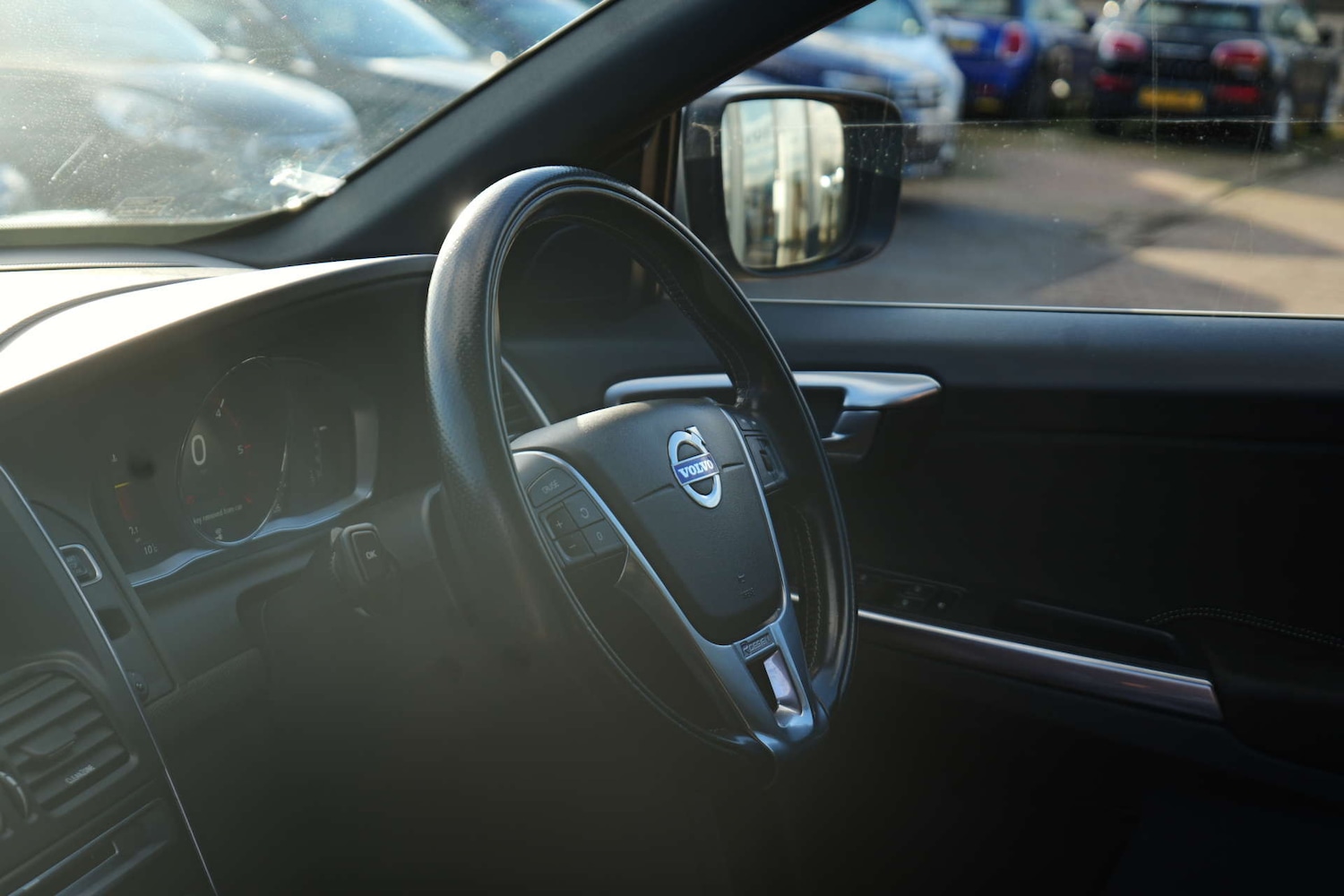 Used Volvo XC60 2017 for sale - 77261383: Photo 40