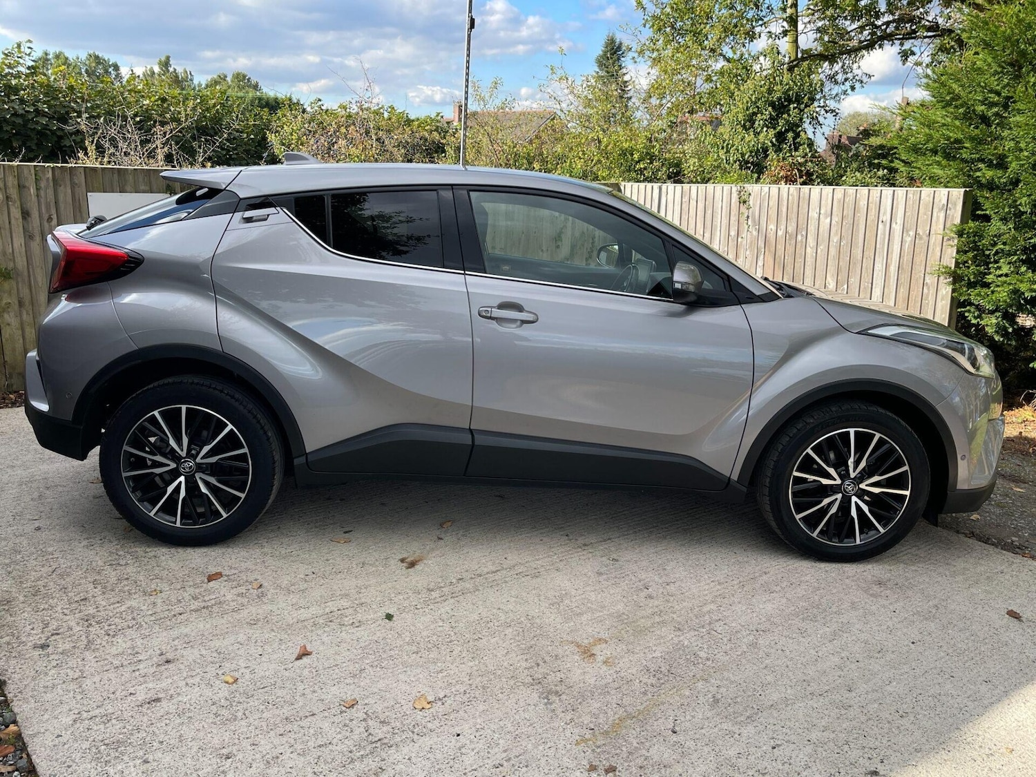 Used Toyota C-HR 2017 for sale - 76076176: Photo 3