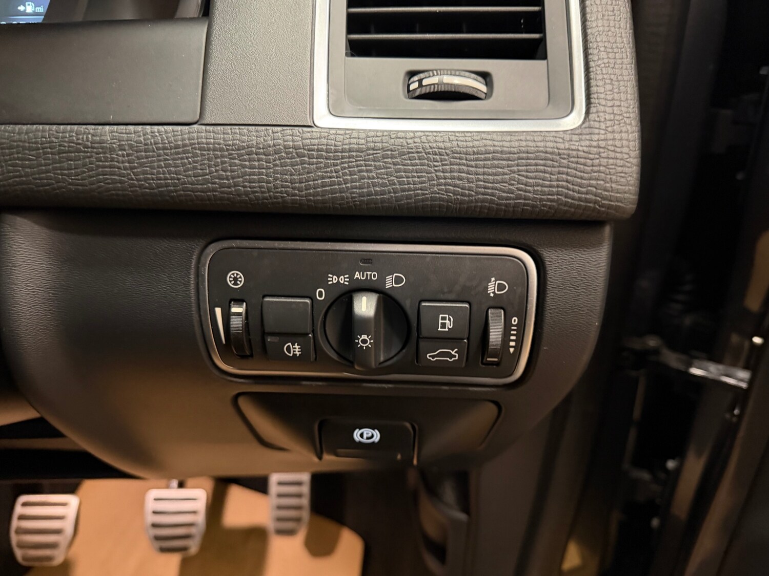 Used Volvo XC60 2015 for sale - 78131326: Photo 11