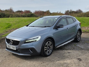 Used Volvo V40 2017 for sale - 76101935: Photo