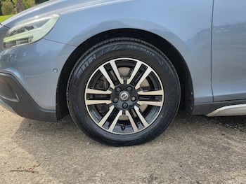 Used Volvo V40 2017 for sale - 76101935: Photo