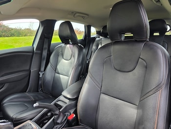 Used Volvo V40 2017 for sale - 76101935: Photo