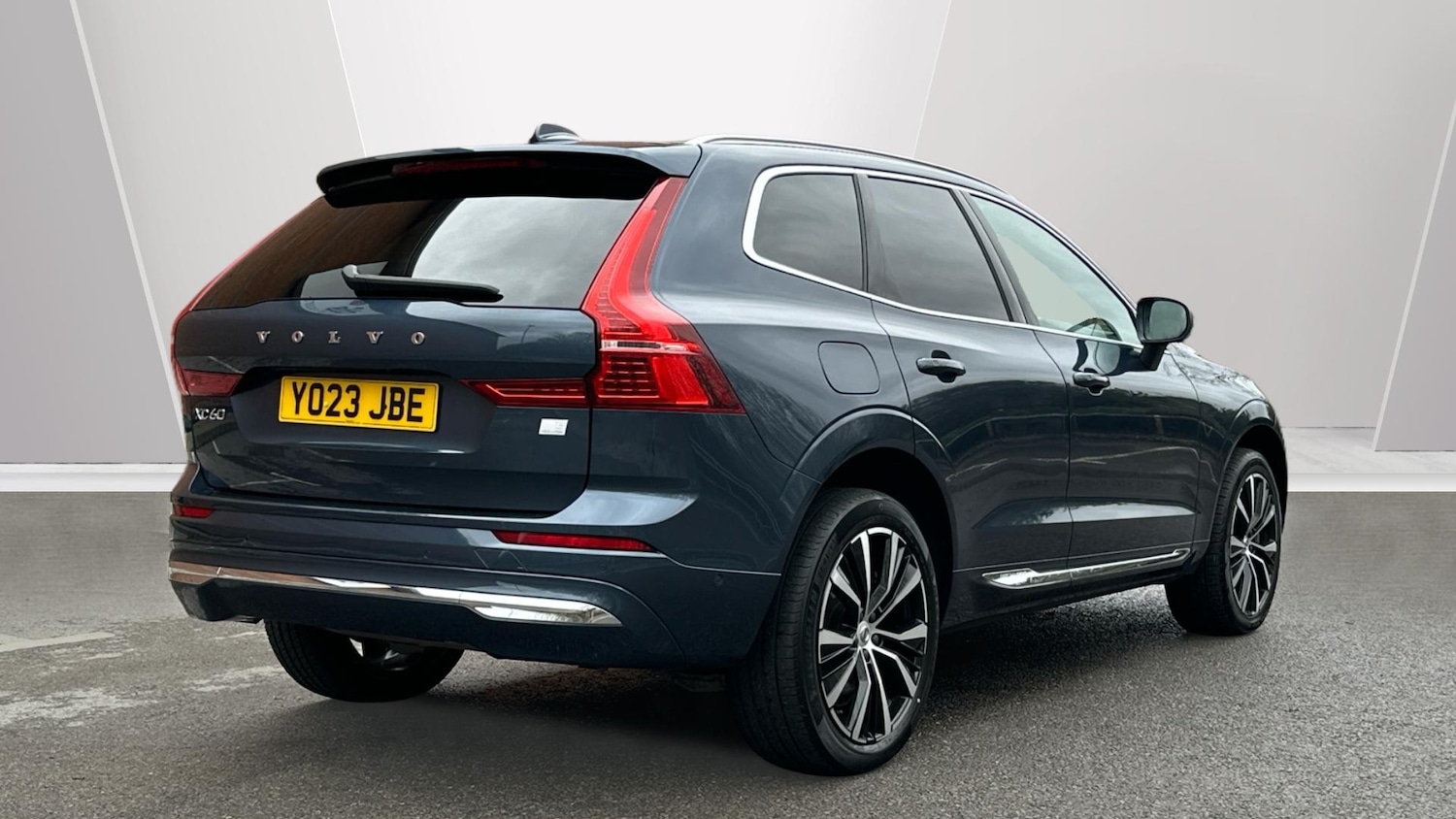 Used Volvo XC60 2023 for sale - 77367489: Photo 2