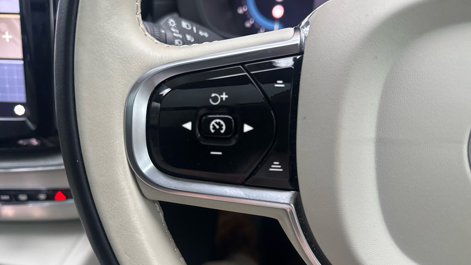 Used Volvo XC60 2023 for sale - 77501163: Photo 28