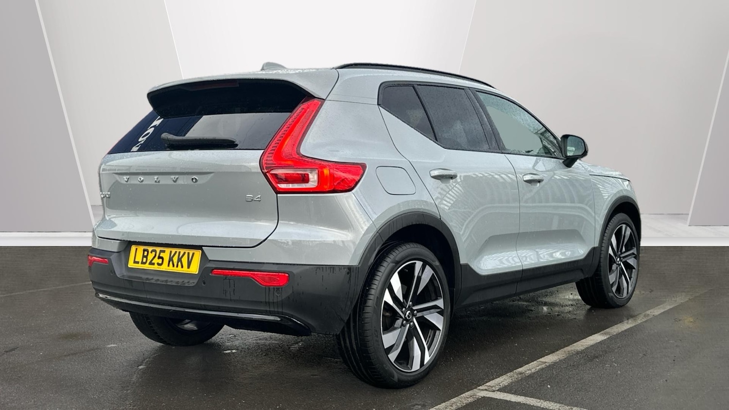 Used Volvo XC40 2025 for sale - 76653267: Photo 2