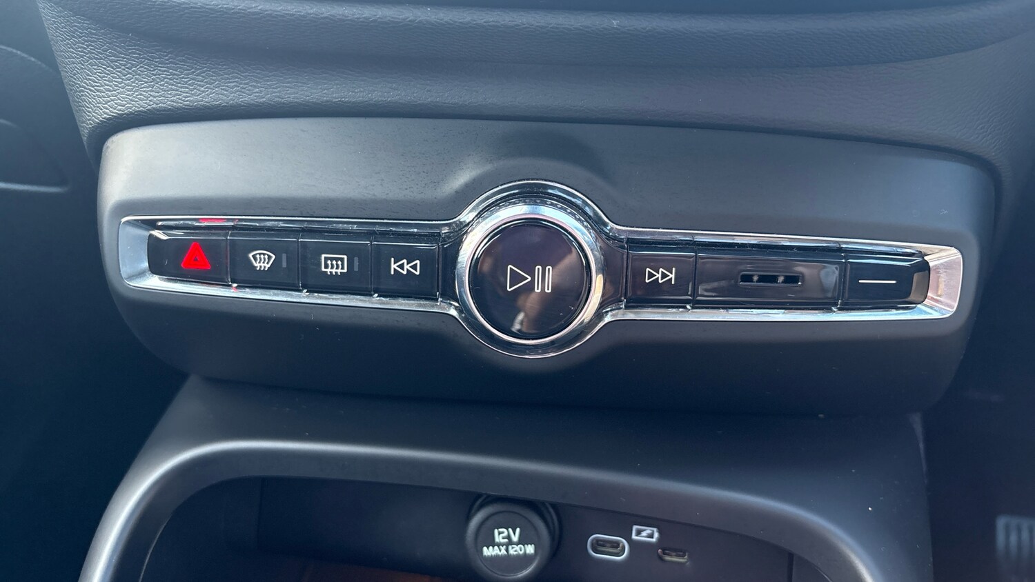 Used Volvo XC40 2025 for sale - 76653267: Photo 43