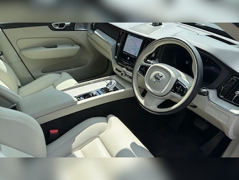 Used Volvo XC60 2023 for sale - 79505143: Photo