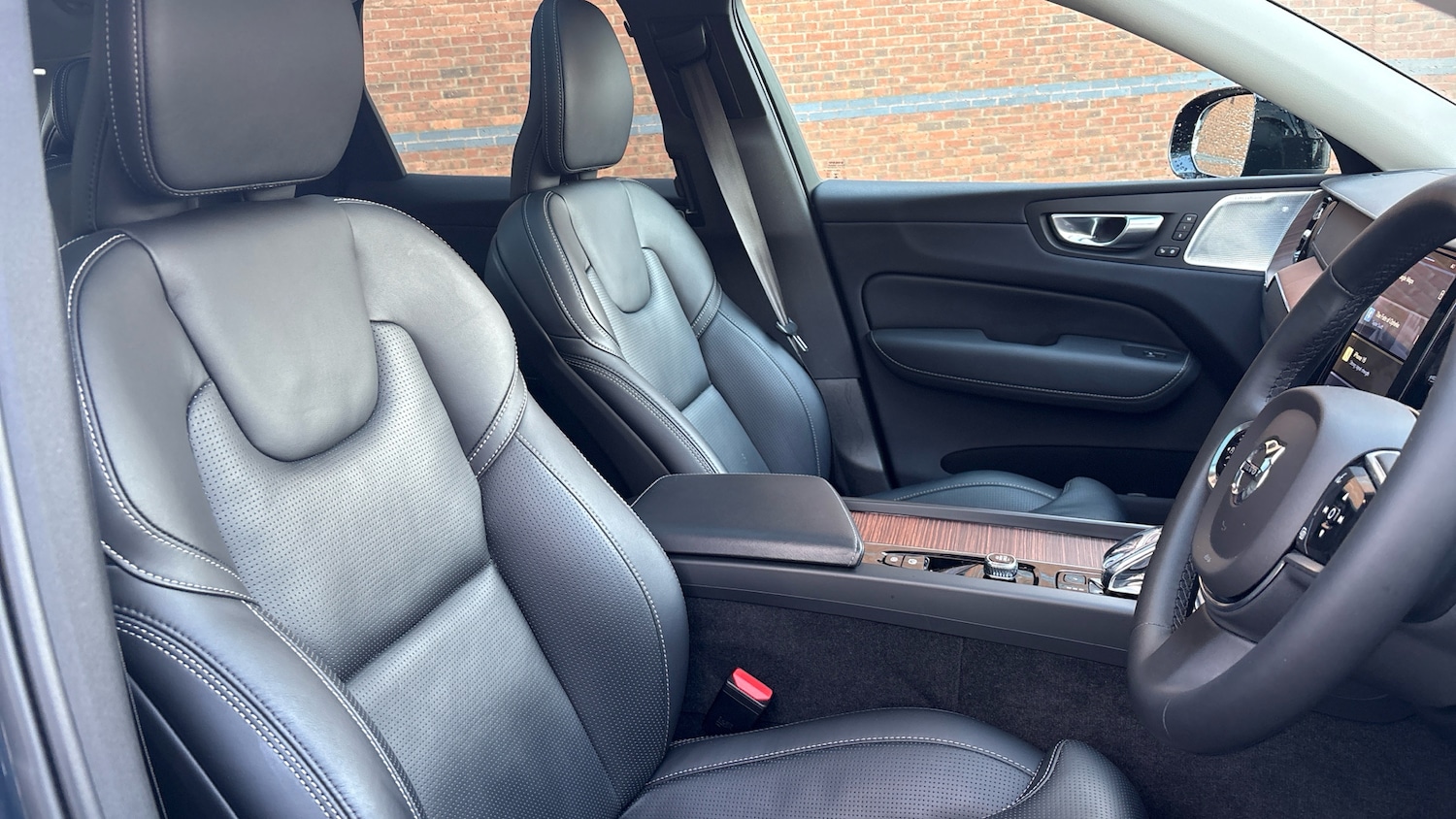 Used Volvo XC60 2023 for sale - 77116413: Photo 4