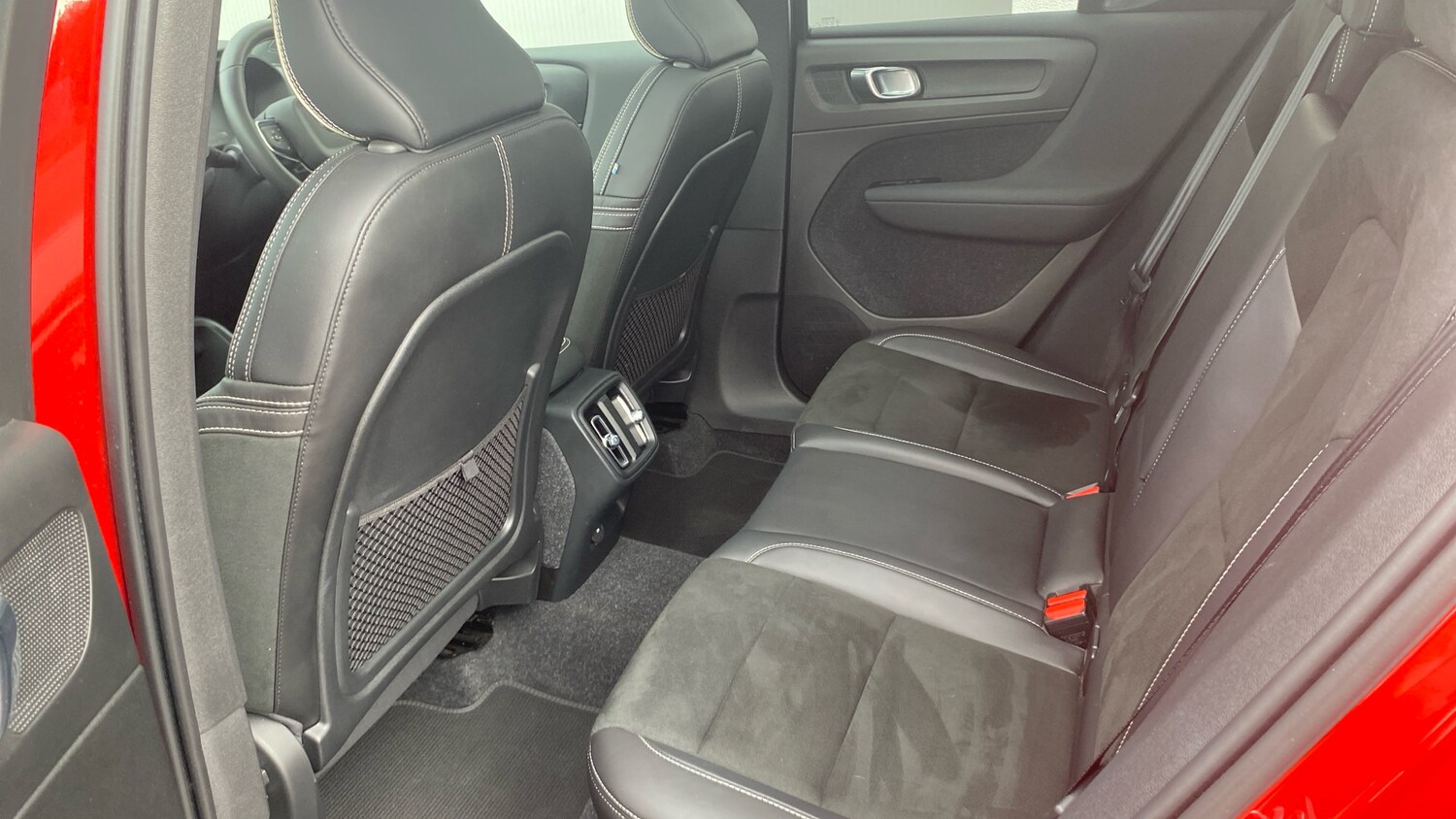 2021 Volvo XC40 2.0 B4P R DESIGN 5dr AWD Auto Petrol Estate Estate Petrol Automa - Picture 10 of 24