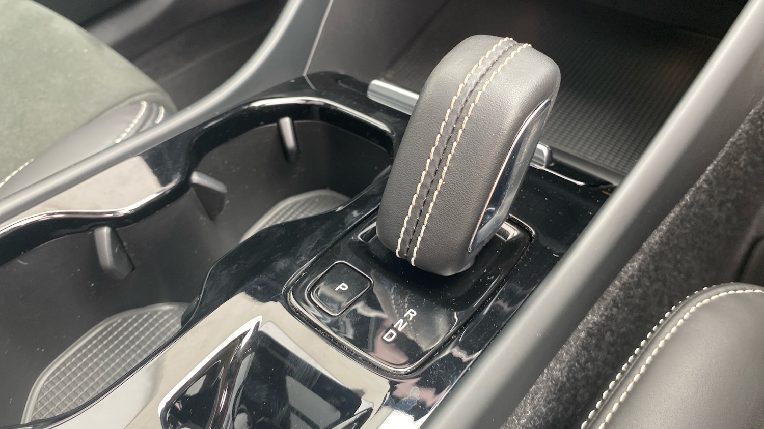 2021 Volvo XC40 2.0 B4P R DESIGN 5dr AWD Auto Petrol Estate Estate Petrol Automa - Picture 14 of 24