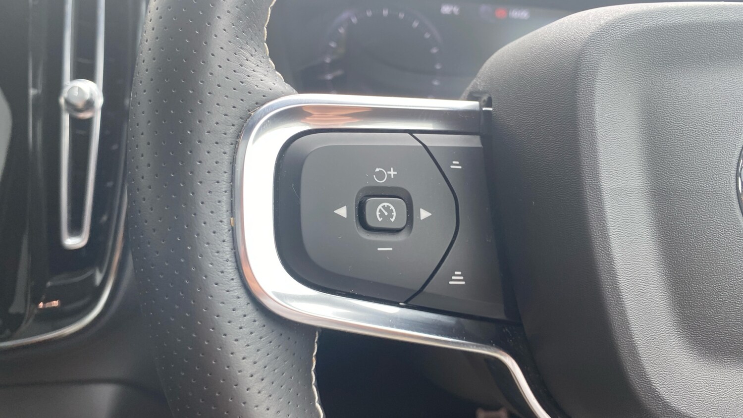 2021 Volvo XC40 2.0 B4P R DESIGN 5dr AWD Auto Petrol Estate Estate Petrol Automa - Picture 18 of 24