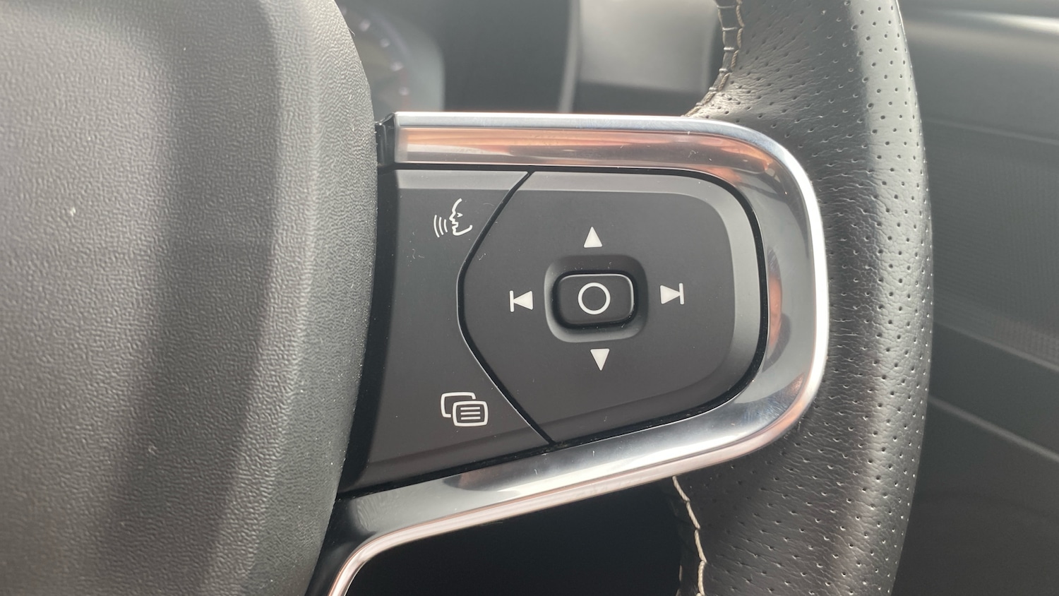 2021 Volvo XC40 2.0 B4P R DESIGN 5dr AWD Auto Petrol Estate Estate Petrol Automa - Picture 19 of 24