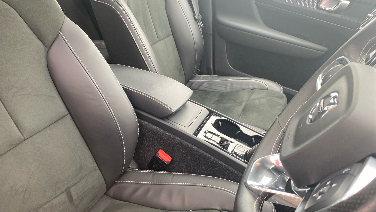 2021 Volvo XC40 2.0 B4P R DESIGN 5dr AWD Auto Petrol Estate Estate Petrol Automa - Picture 9 of 24