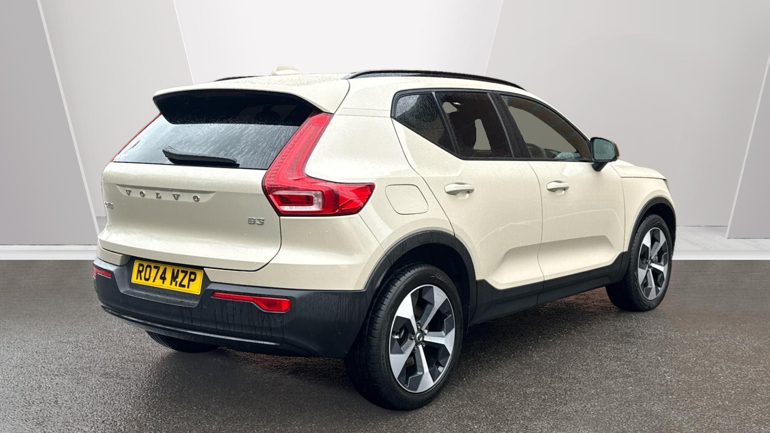 Used Volvo XC40 2025 for sale - 76718793: Photo 2