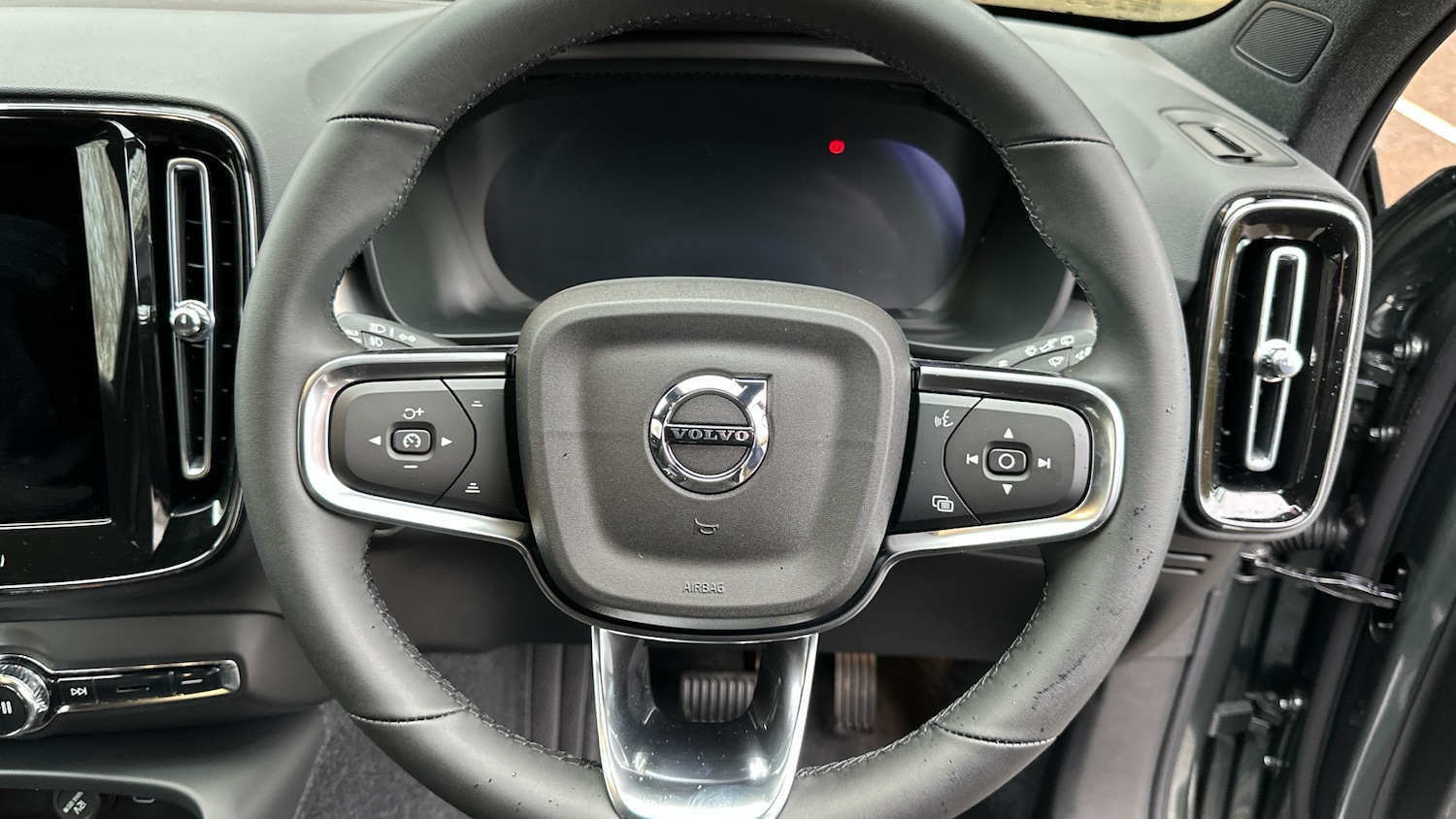 Used Volvo XC40 2025 for sale - 76895200: Photo 10