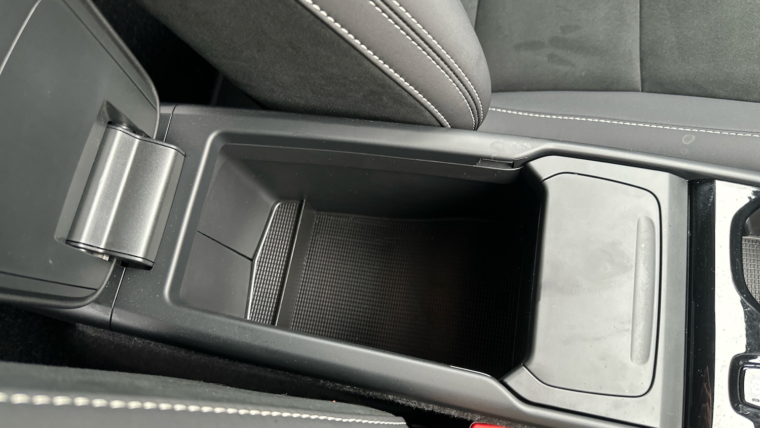 Used Volvo XC40 2024 for sale - 76653237: Photo 41