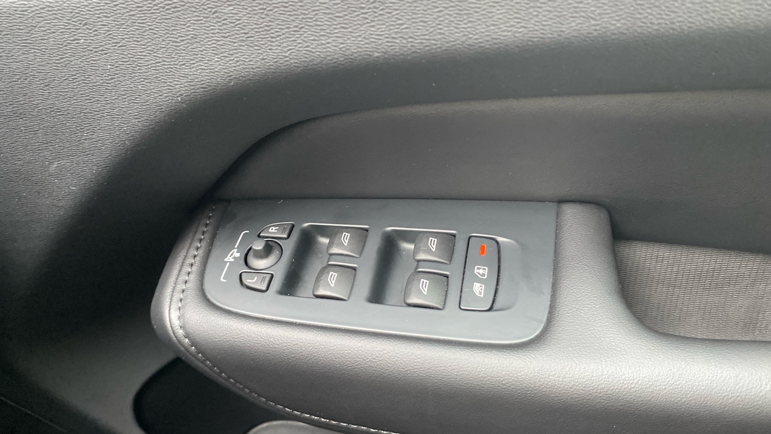 Used Volvo XC60 2023 for sale - 76653255: Photo 28