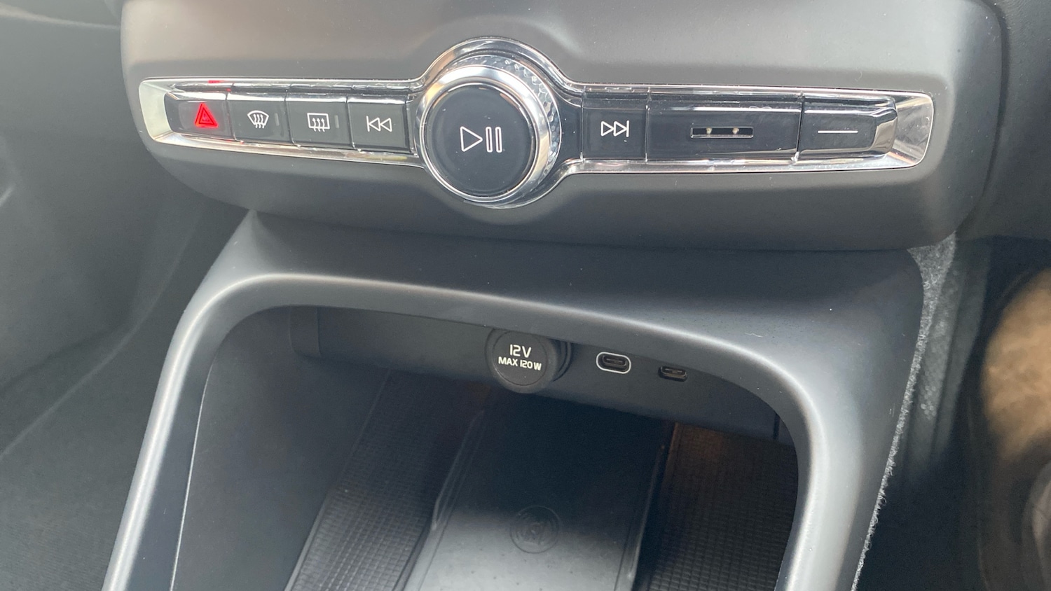 Used Volvo XC40 2023 for sale - 76963204: Photo 28