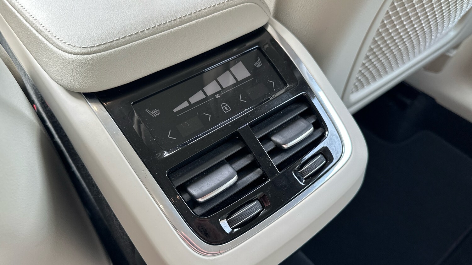 Used Volvo XC60 2022 for sale - 77983859: Photo 42