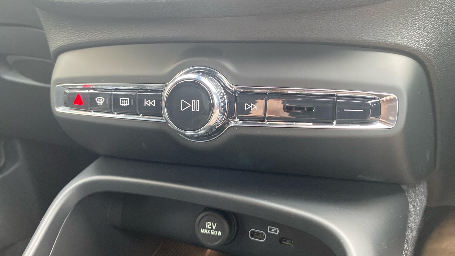 Used Volvo XC40 2025 for sale - 76895204: Photo 32