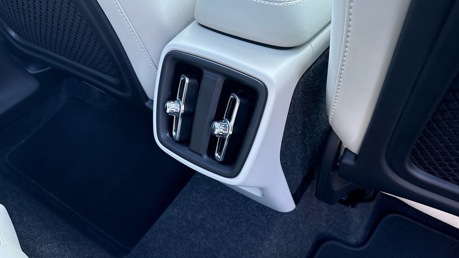 Used Volvo XC40 2025 for sale - 76818746: Photo 15