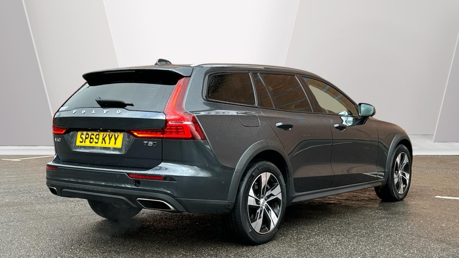 Used Volvo V60 2019 for sale - 76979296: Photo 2