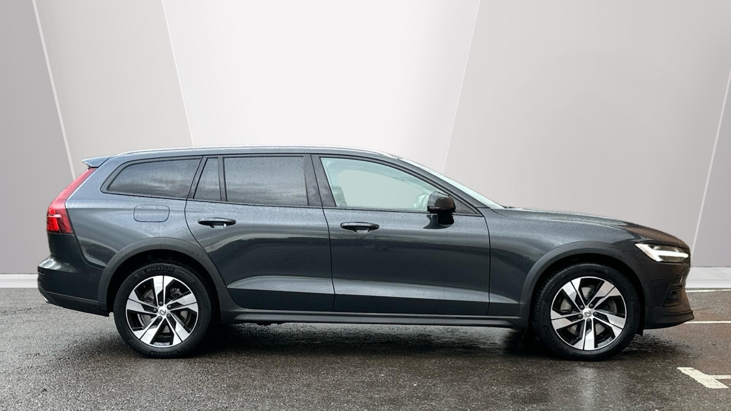 Used Volvo V60 2019 for sale - 76979296: Photo 3