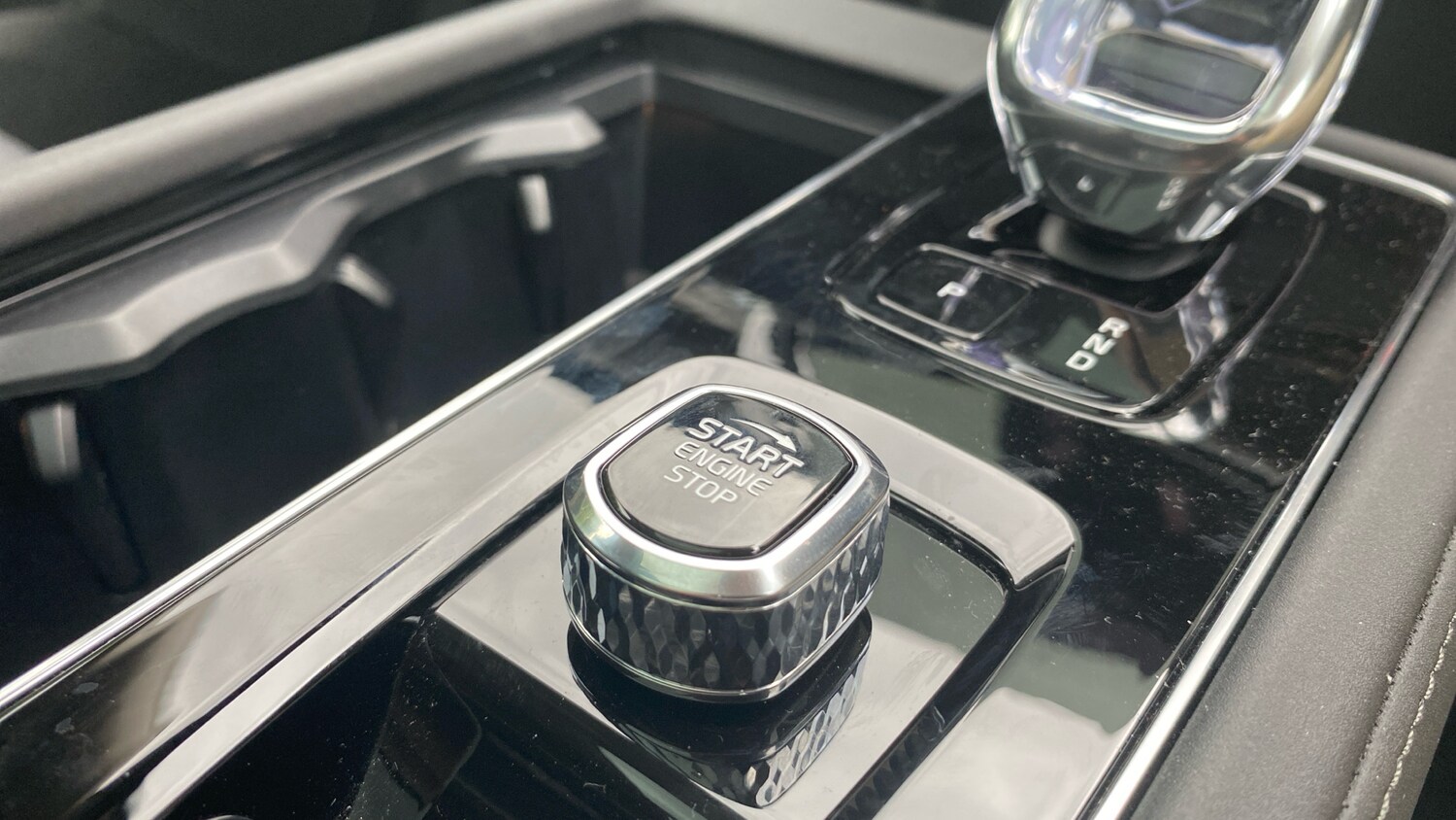 2025 Volvo XC90 2.0 B5P Plus Dark 5dr AWD Geartronic Petrol Estate Estate Petrol - Picture 14 of 24
