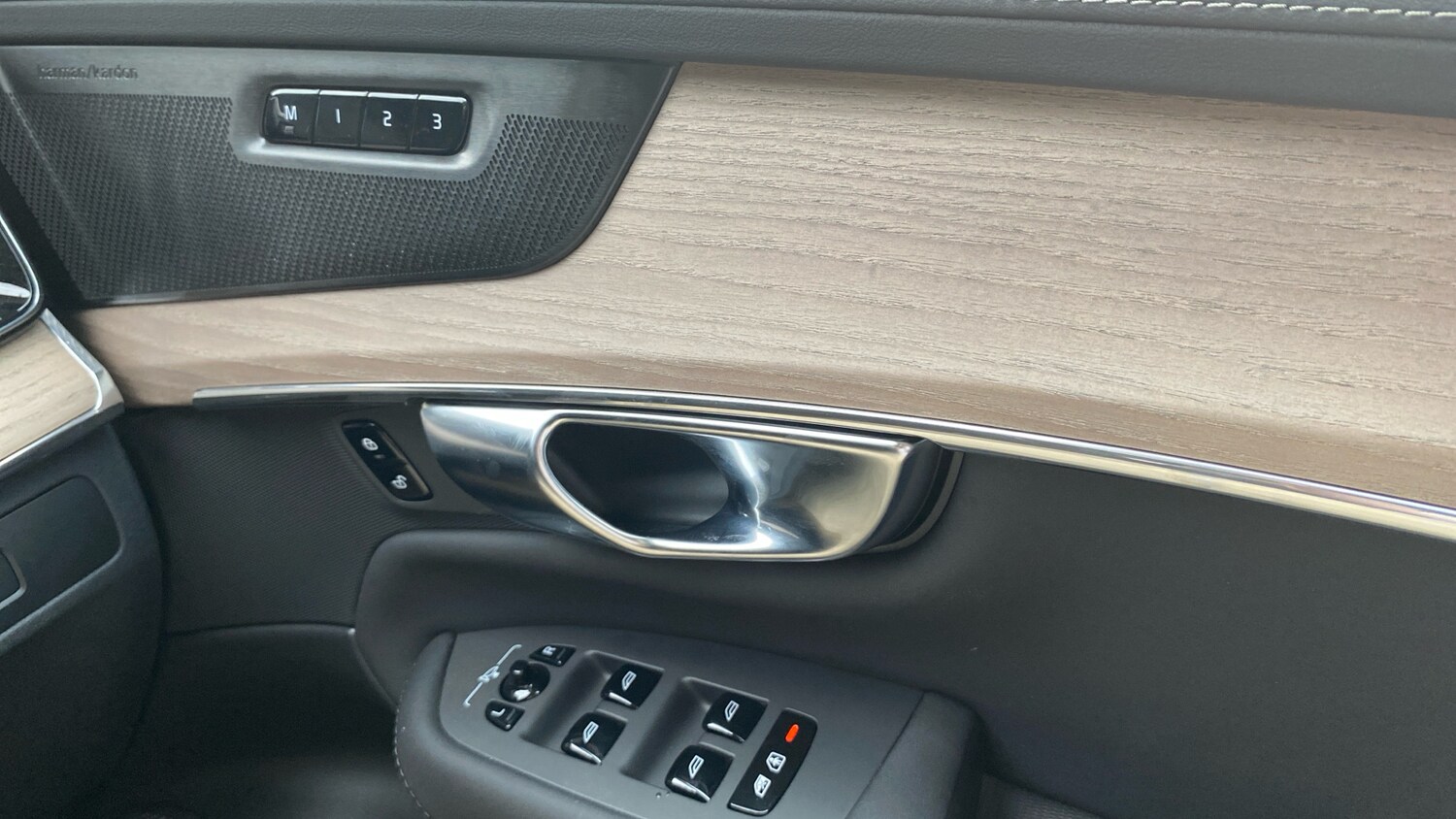 2025 Volvo XC90 2.0 B5P Plus Dark 5dr AWD Geartronic Petrol Estate Estate Petrol - Picture 15 of 24