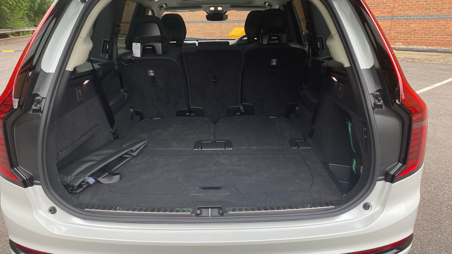 2025 Volvo XC90 2.0 B5P Plus Dark 5dr AWD Geartronic Petrol Estate Estate Petrol - Picture 17 of 24