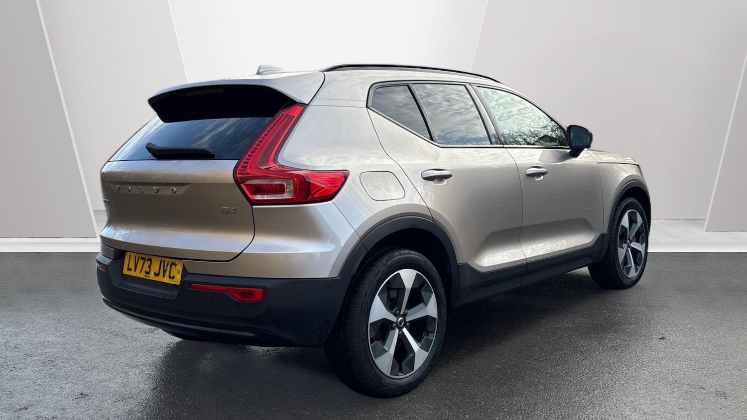 Used Volvo XC40 2023 for sale - 77171071: Photo 2