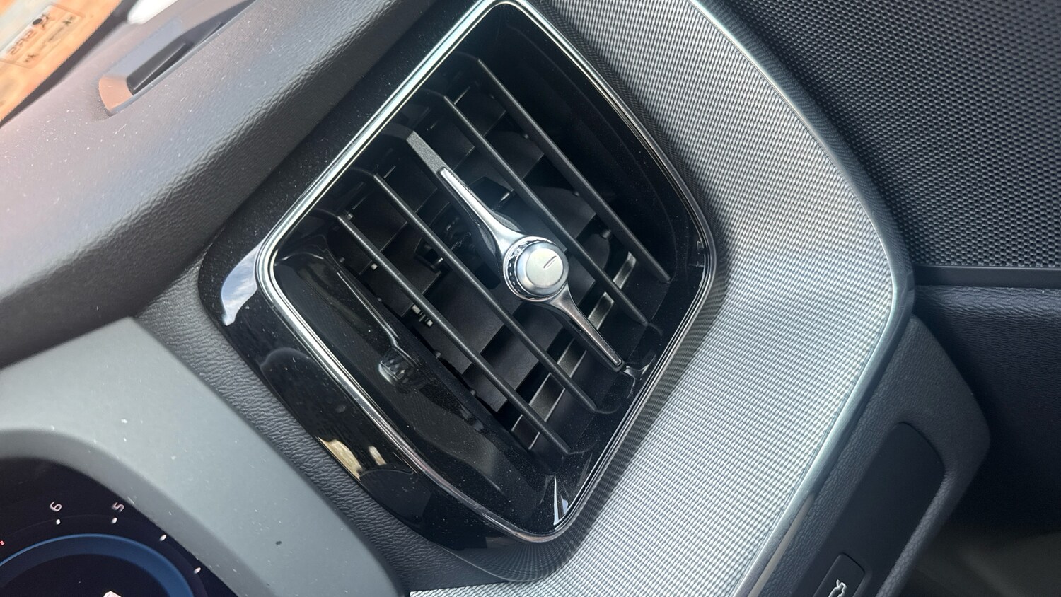 Used Volvo XC60 2024 for sale - 77339168: Photo 33