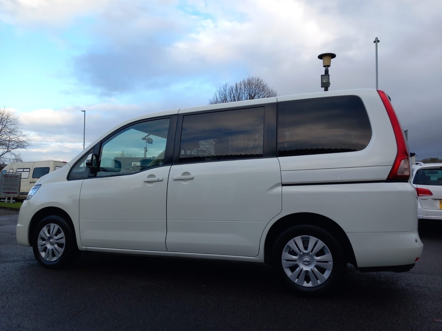 Used Nissan Serena 2010 for sale - 76316537: Photo 24