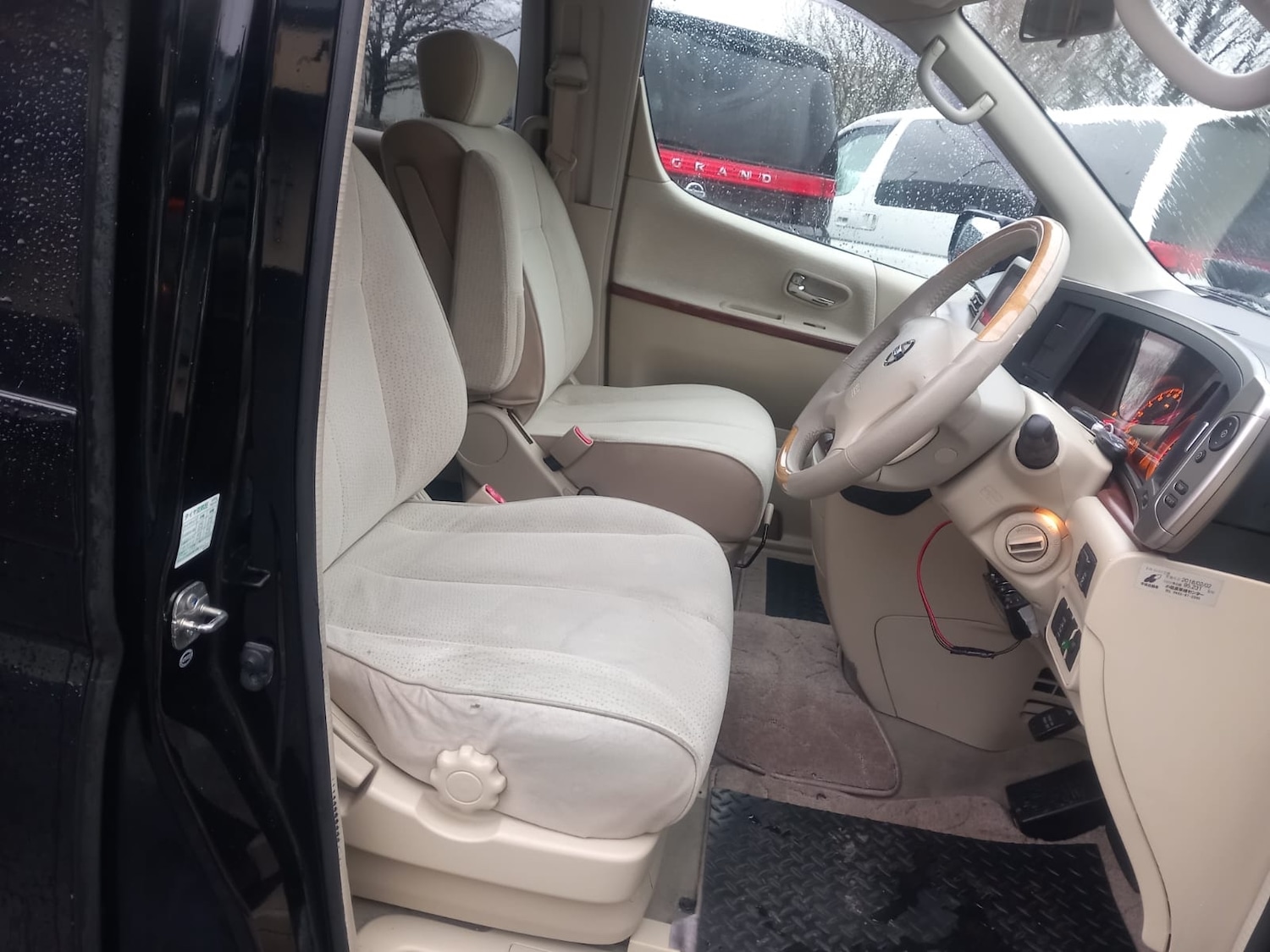 Used Nissan Elgrand 2021 for sale - 76980330: Photo 10