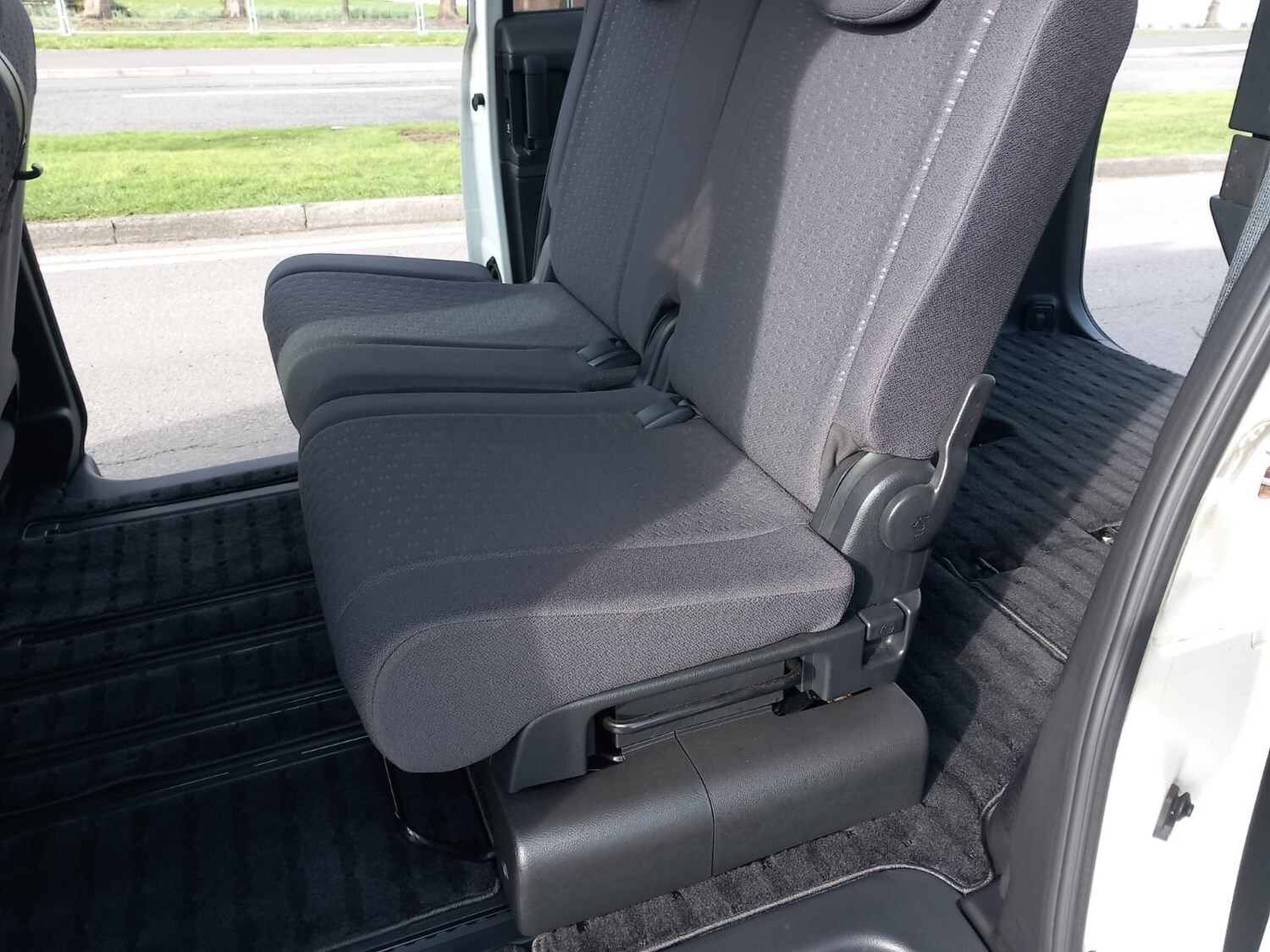 Used Nissan Serena 2006 for sale - 76309800: Photo 11