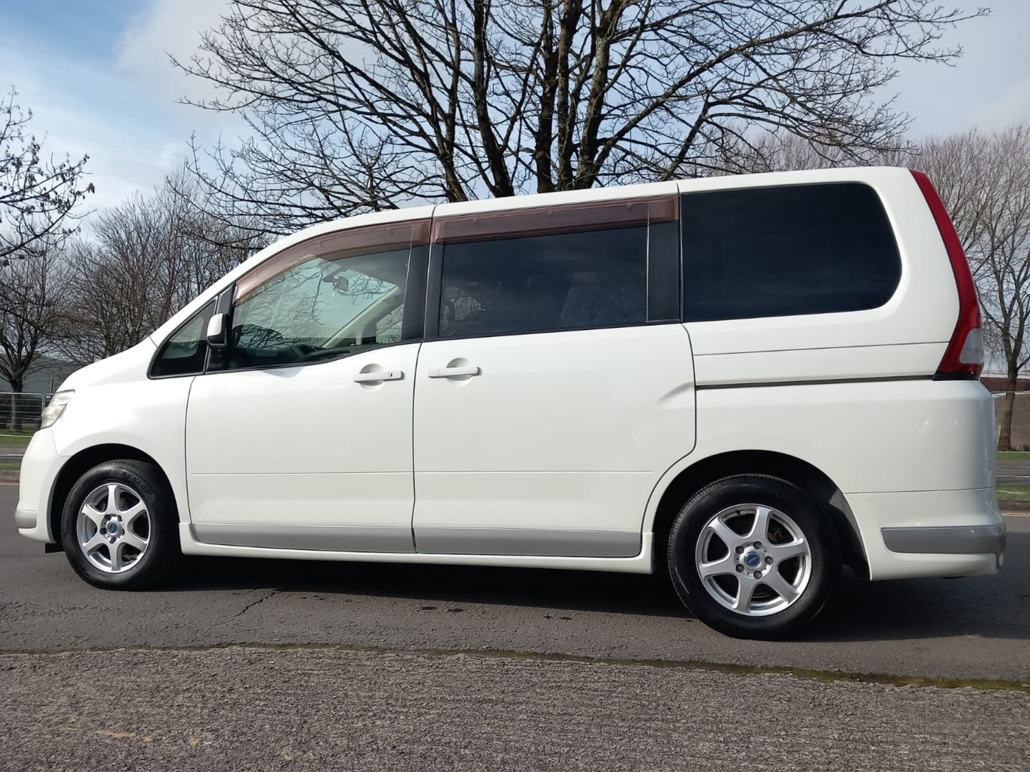 Used Nissan Serena 2006 for sale - 76309800: Photo 2