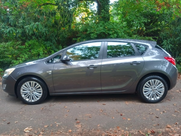 Used Vauxhall Astra 2011 for sale - 76265383: Photo 2