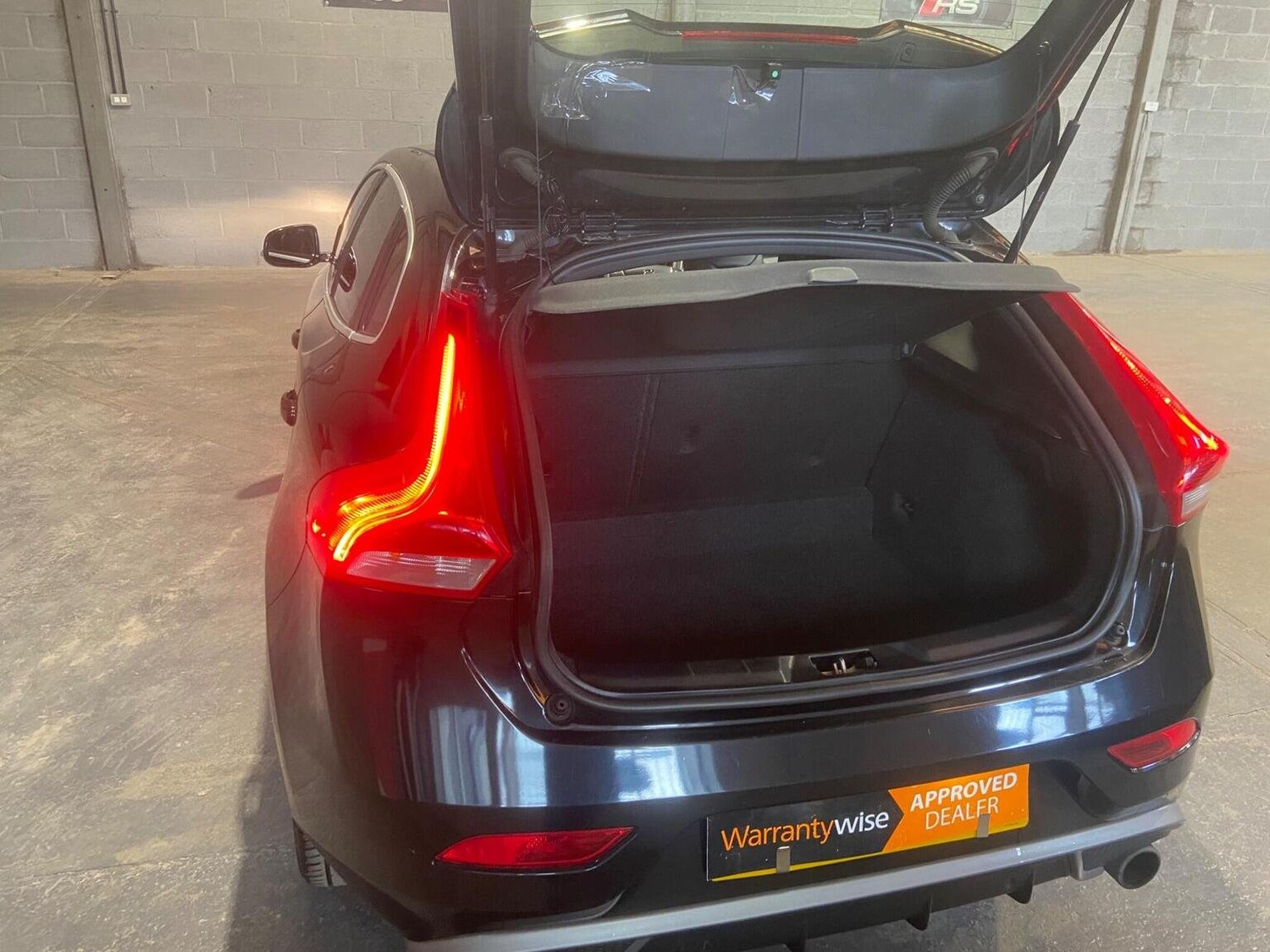 Used Volvo V40 2014 for sale - 77465803: Photo 17