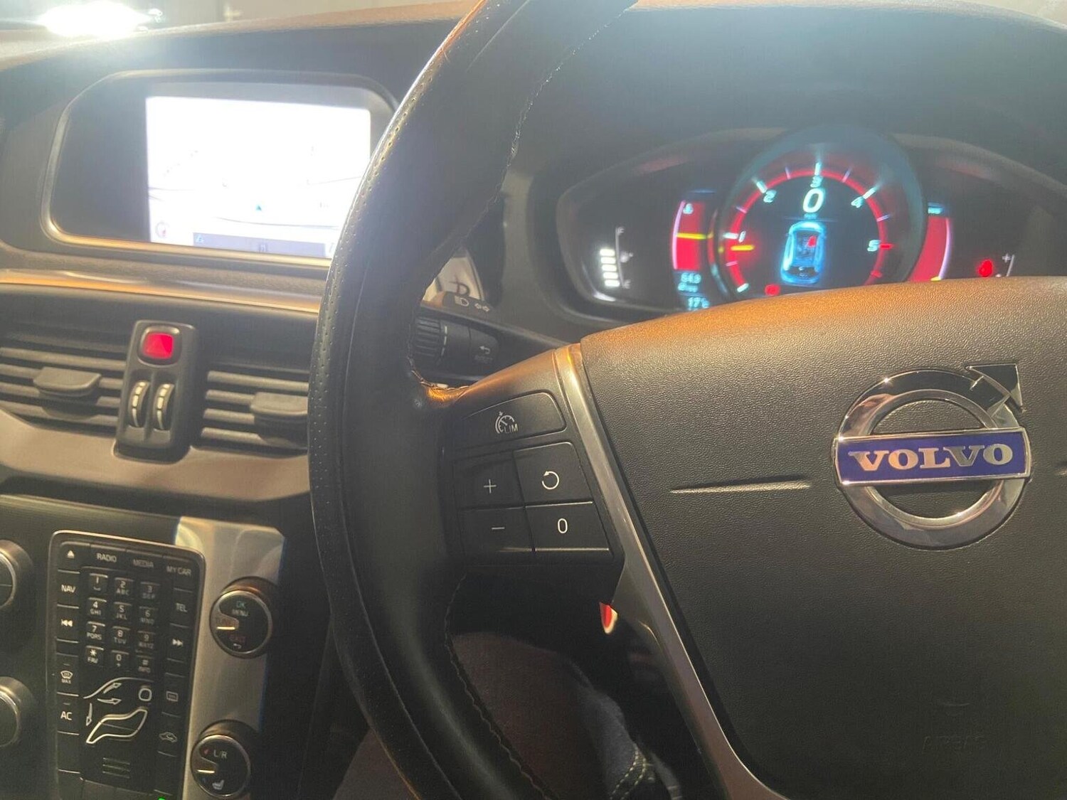 Used Volvo V40 2014 for sale - 77465803: Photo 31