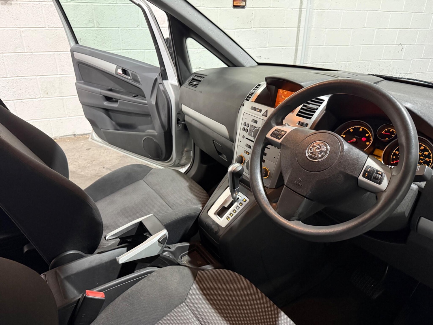 Used Vauxhall Zafira 2010 for sale - 77215194: Photo 15